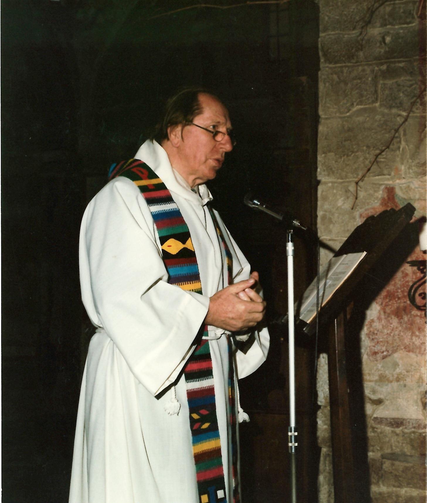 Chiesa di S. Egidio in Fontanella, fra David M. Turoldo durante la messa