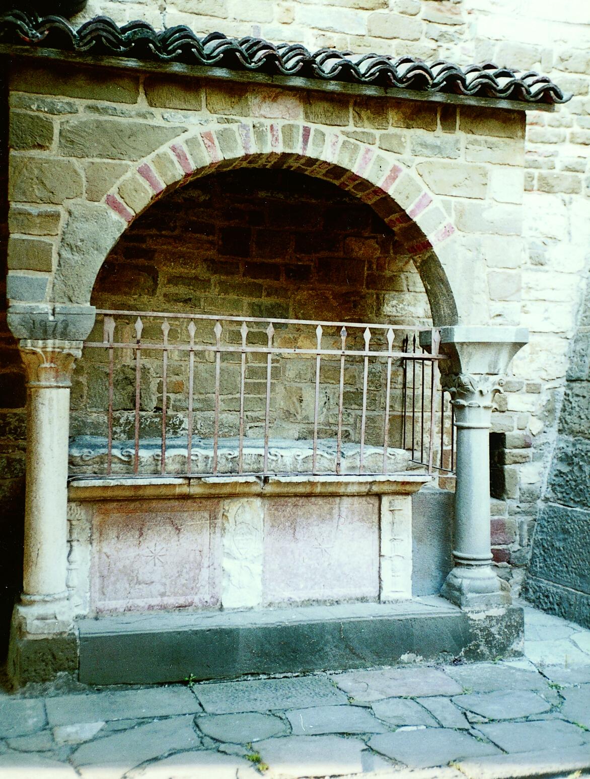 S. Egidio in Fontanella, Monumento sepolcrale (tradizionalmente chiamato Tomba di Teoperga)