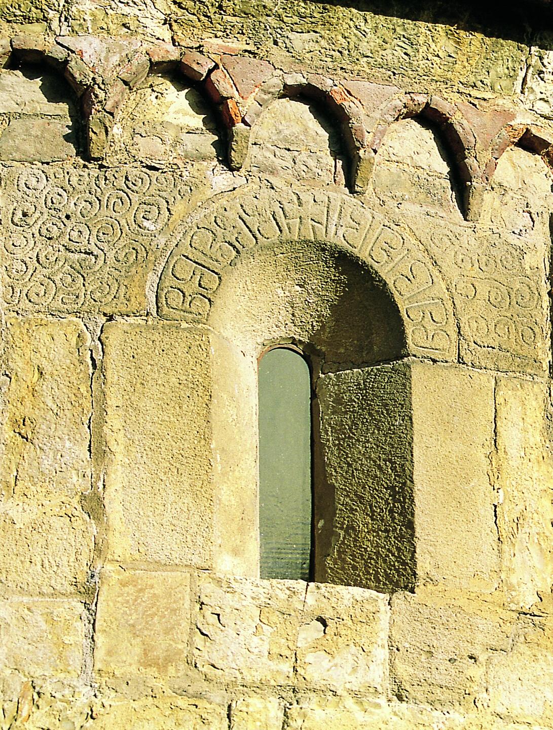 S. Egidio in Fontanella, archeggiatura e fregi ornamentali sopra e ai lati della monofora sx all'esterno dell'abside maggiore