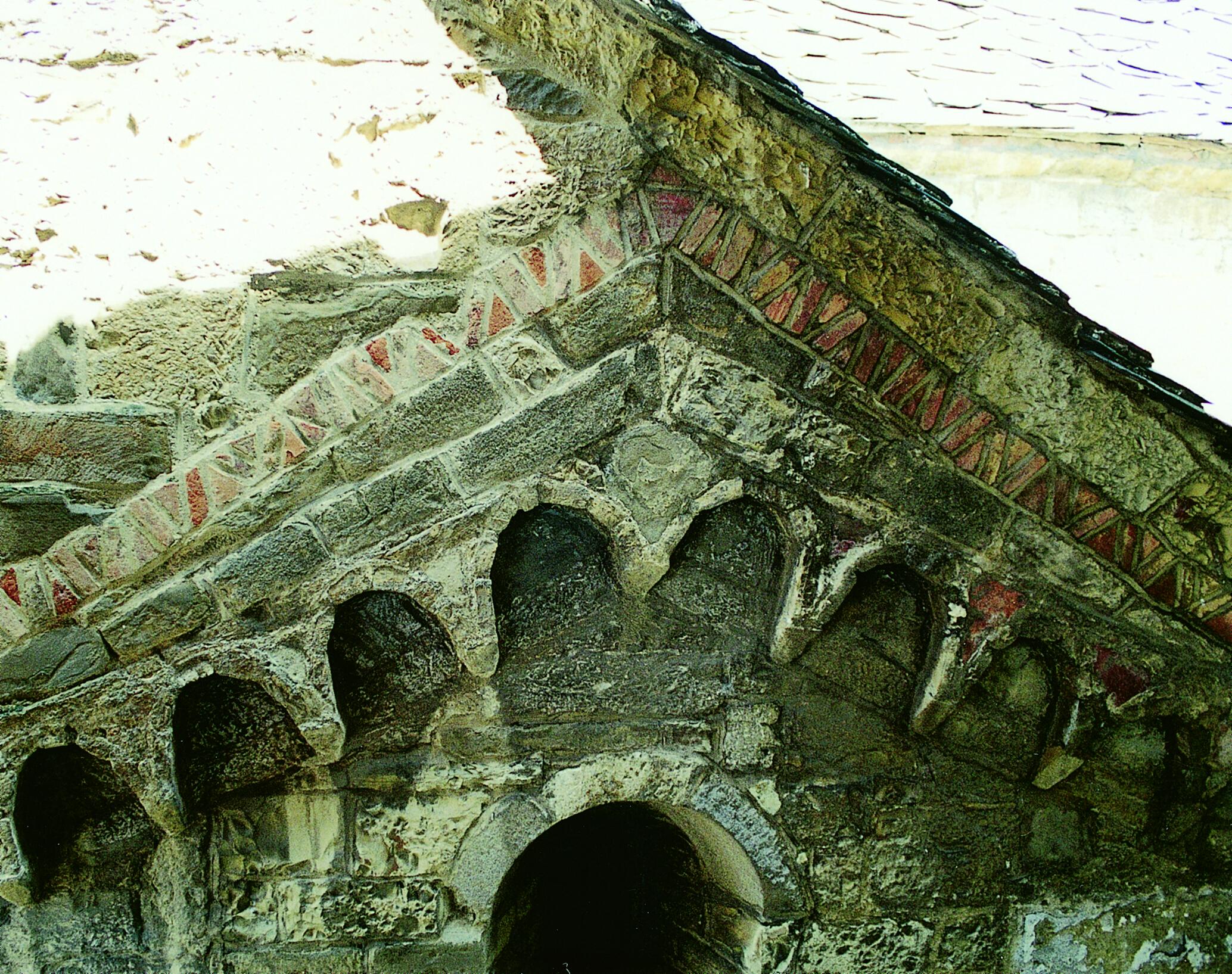 S. Egidio in Fontanella, archeggiatura sopra la monofora del transetto verso sud