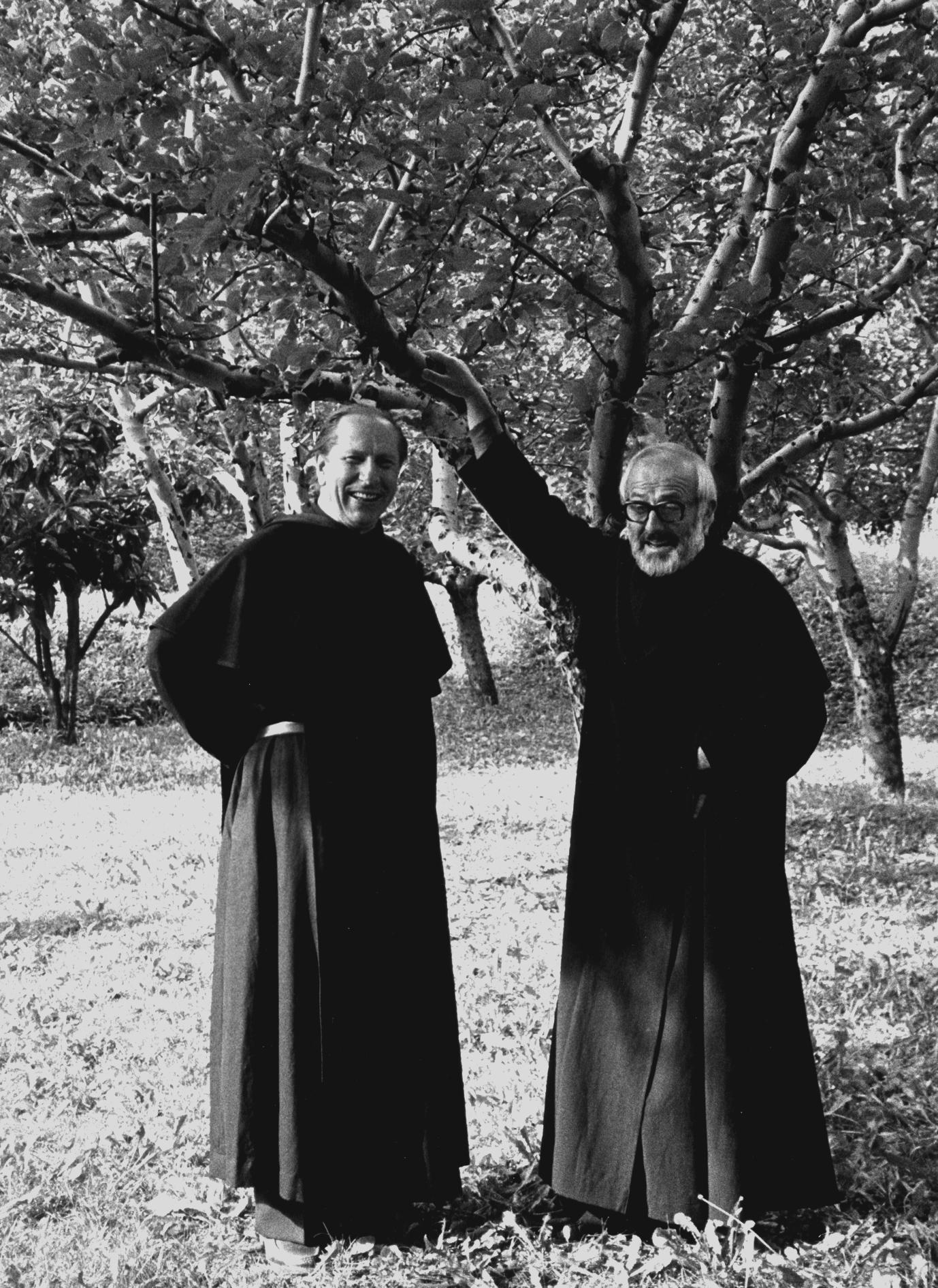 Ponte in Valtellina (SO), fra David M. Turoldo e fra Camillo M. de Piaz (foto anni '70 del novecento)