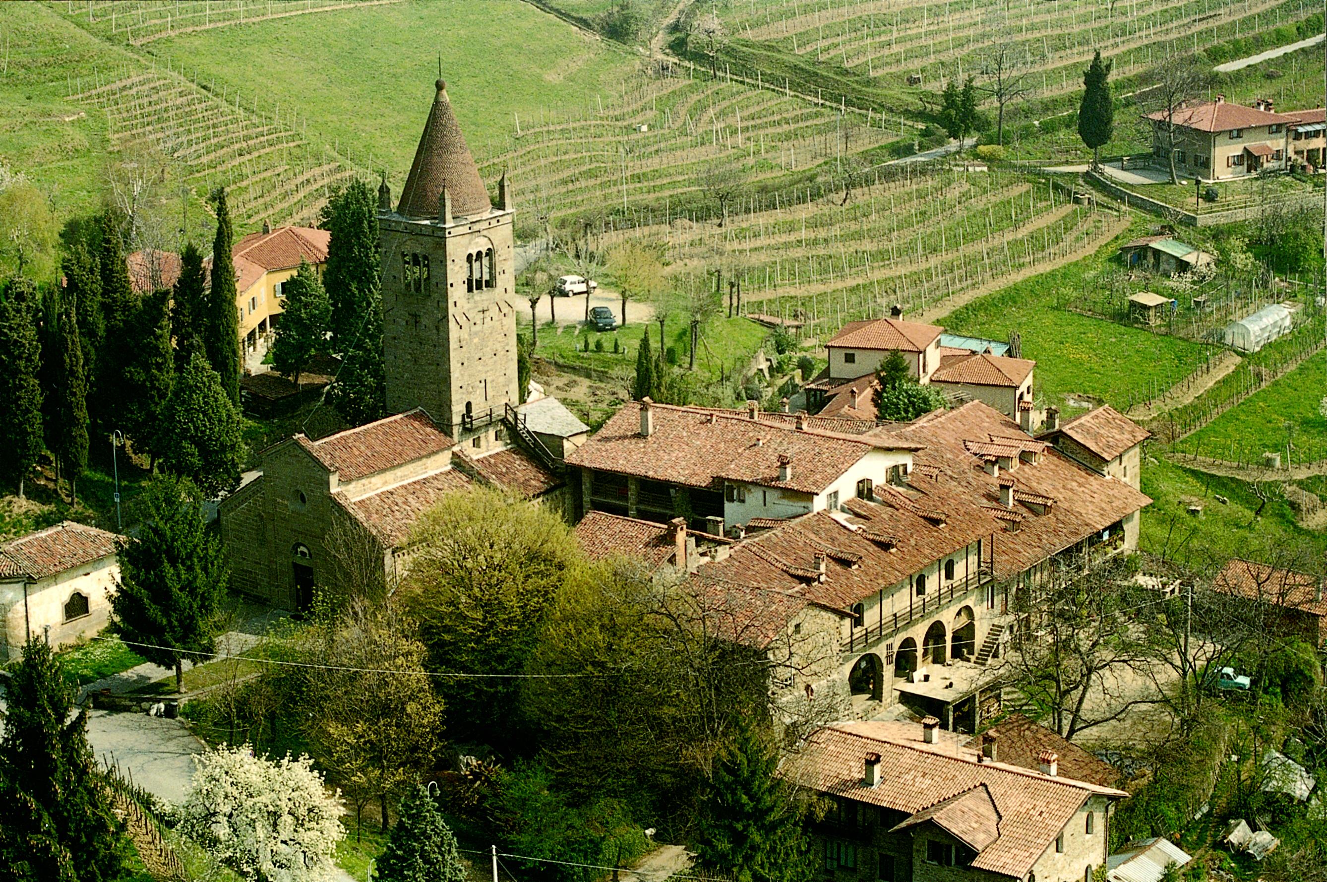 S. Egidio in Fontanella, veduta aerea (da sud) dell'antico complesso monumentale prima del restauro del 2000